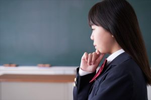 教室で悩む日本人女子中学生